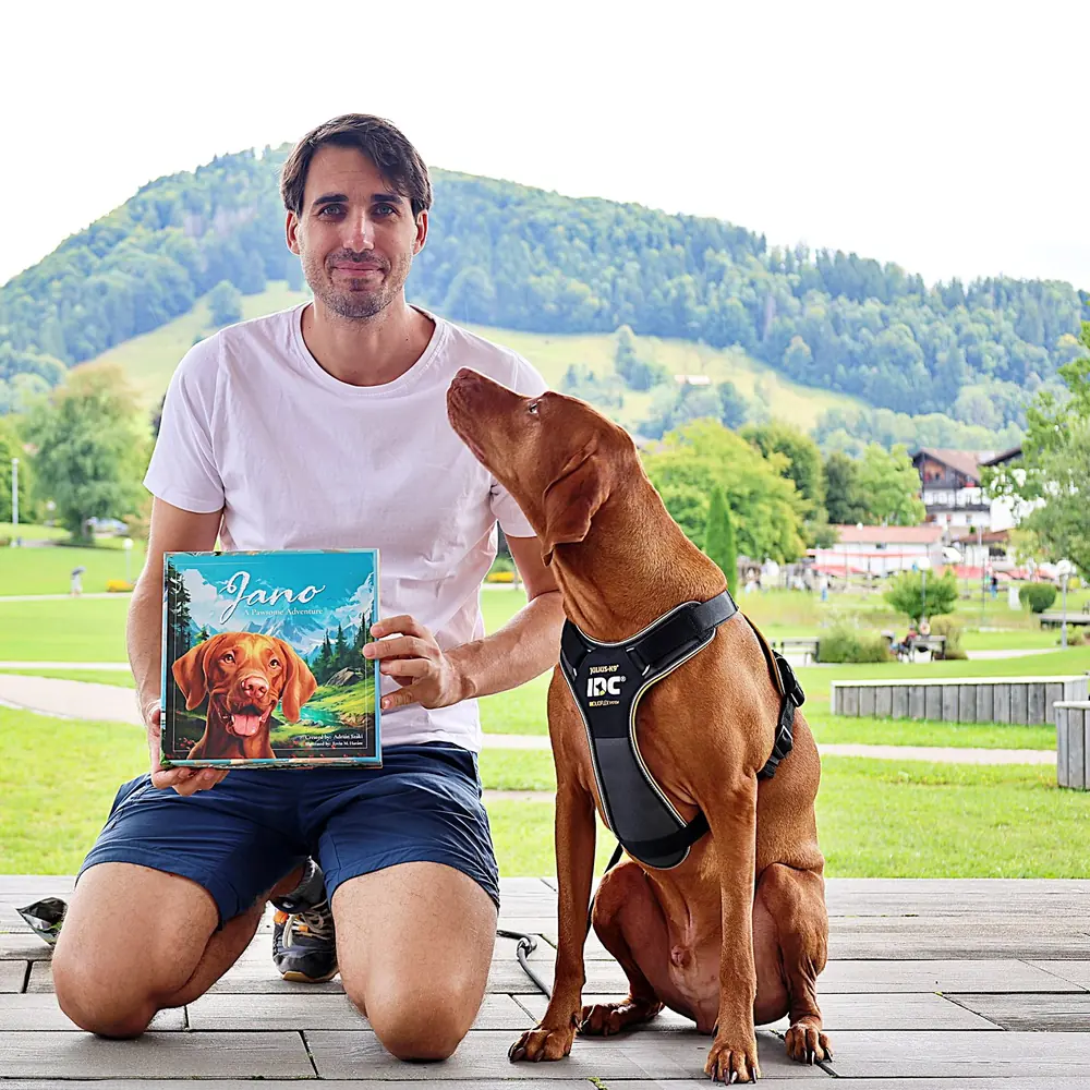 Adrián mit seinem Hund Jano und dem Brettspiel Jano – A Pawsome Adventure